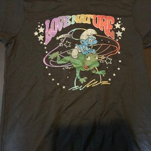 Smurf’s black tee